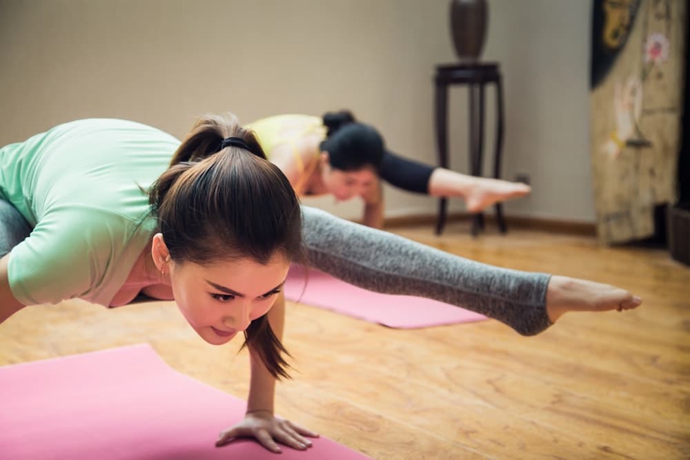 Professeure de yoga donnant un cours
